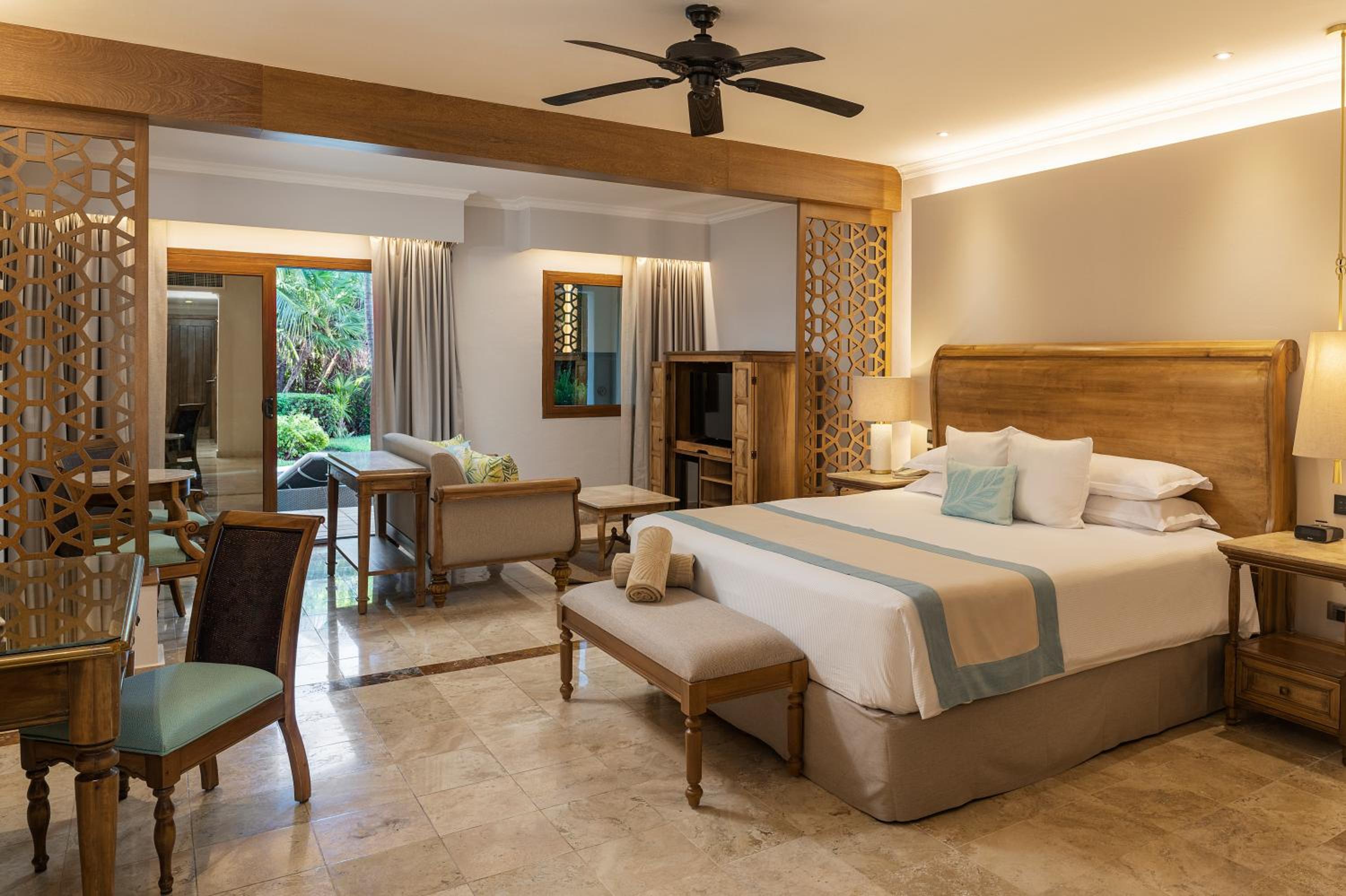 Gold, Swim Up, Junior Suite, King Bed