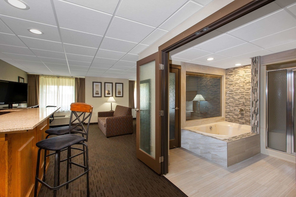 AmericInn by Wyndham La Crosse Riverfront Conference Center 13/45