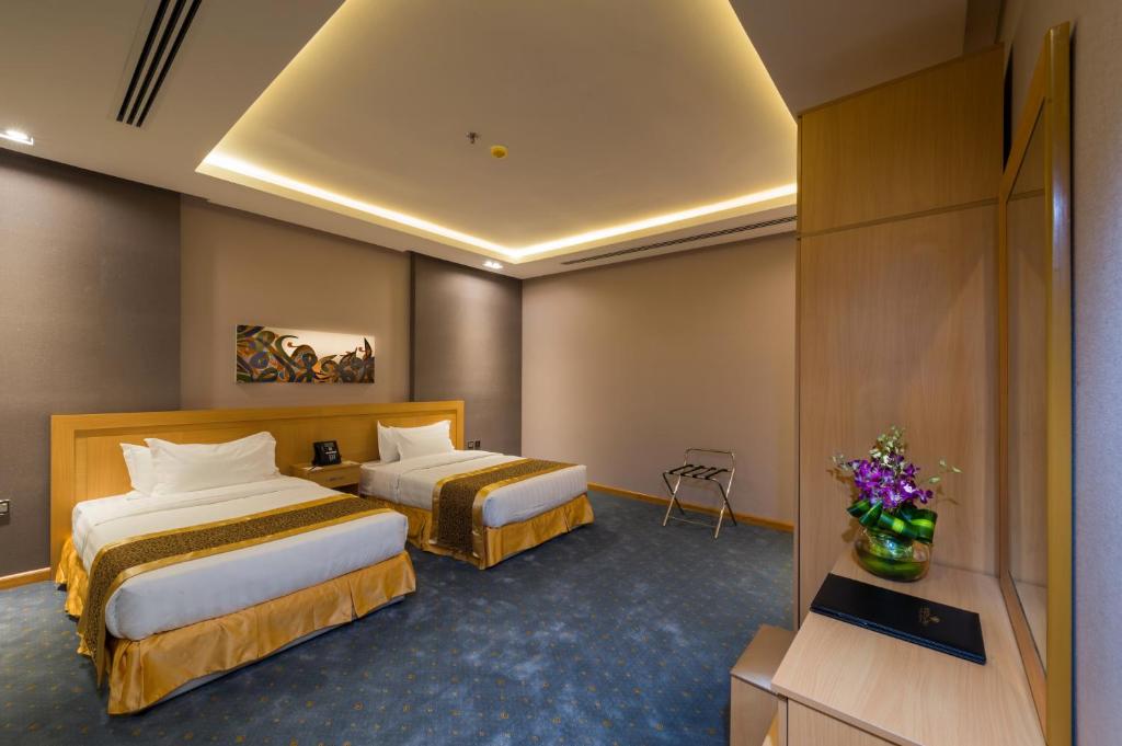 3 Bedrooms, Suite, 3 Bathrooms