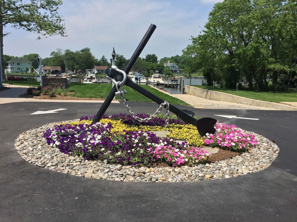 Anchored Inn At Hidden Harbour Marina 35/46