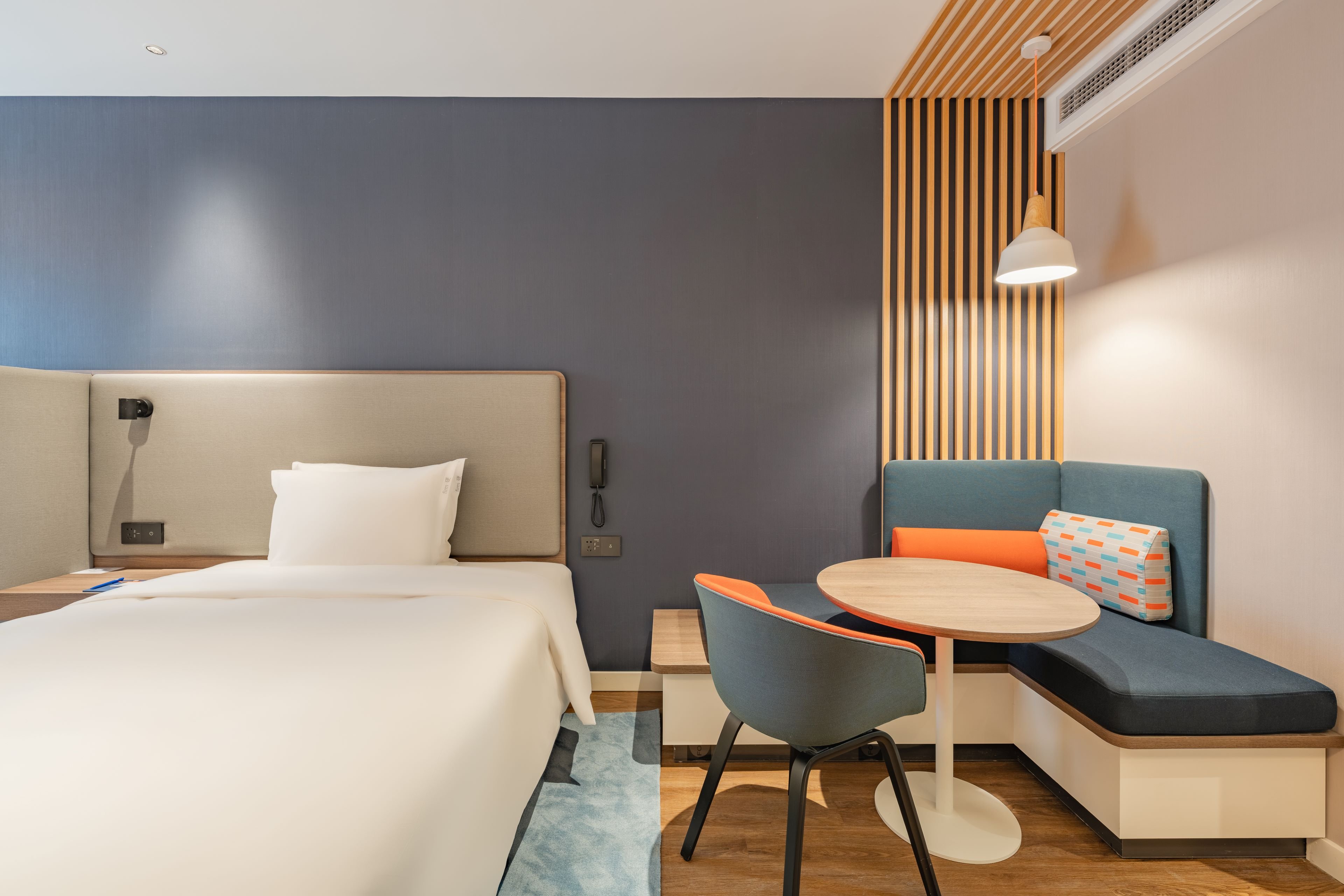 HOLIDAY INN EXPRESS Shanghai Expo Centre 25/50