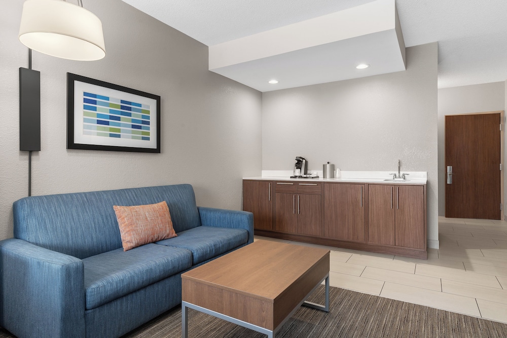 Holiday Inn Express Suites Coralville 7/67