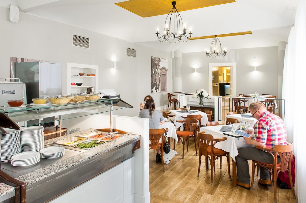 Three Crowns Hotel 45/55