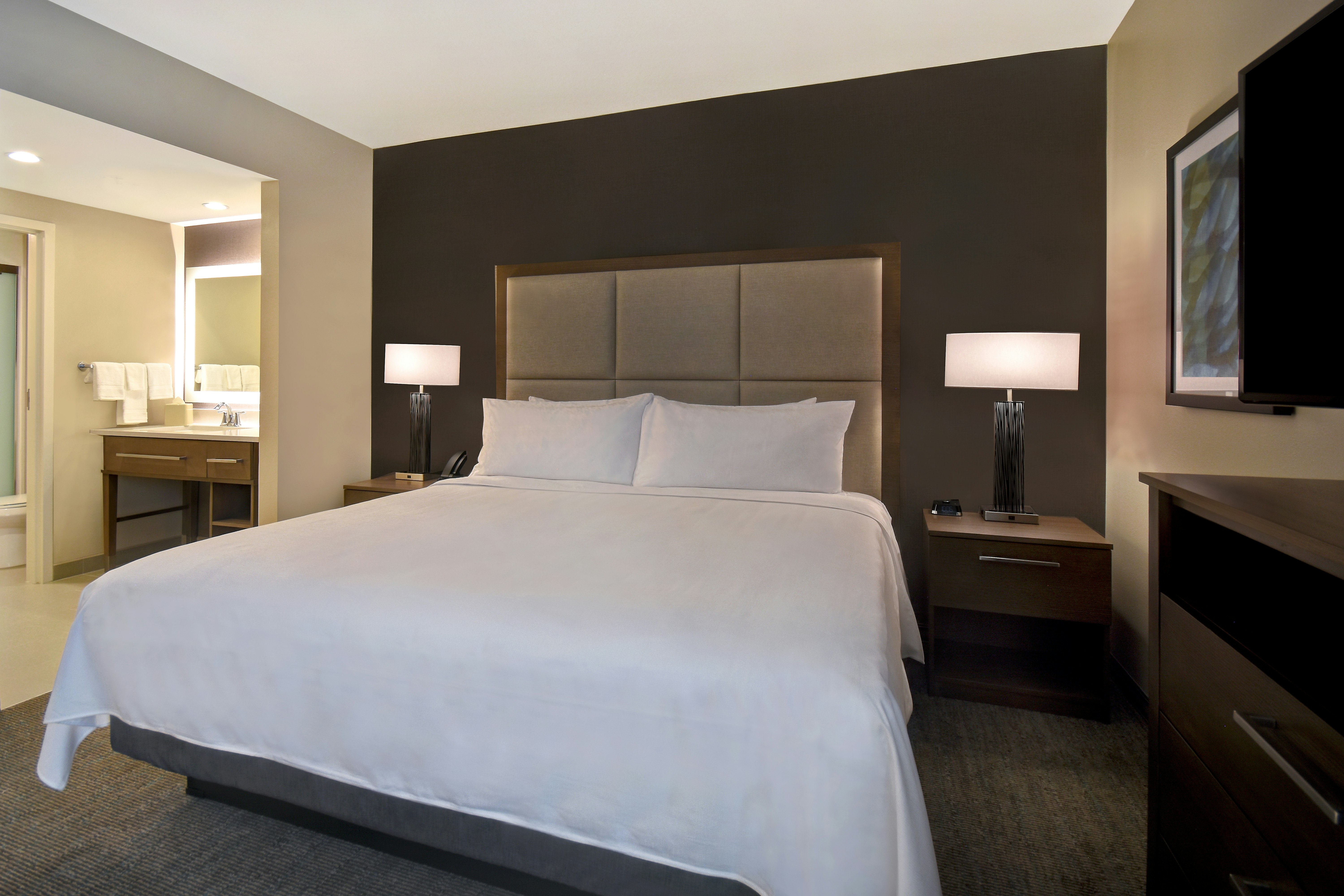 STUDIO, SUITE, KING BED, POOL VIEW