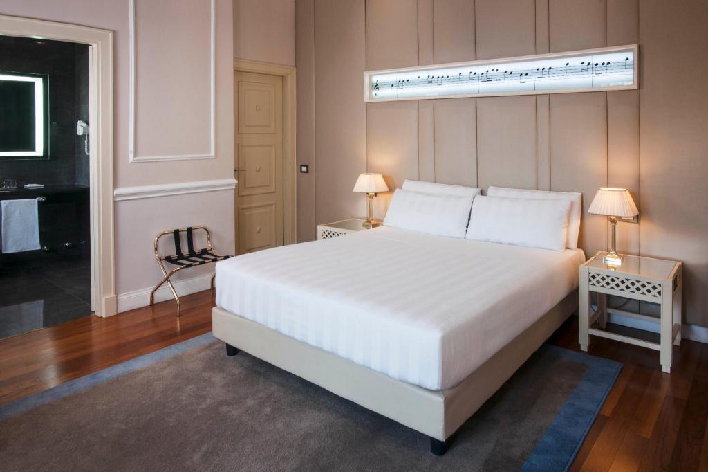 جناح بسرير كينج بشرفة مع أريكة، Radisson Blu Ghr Hotel Rome 3/5