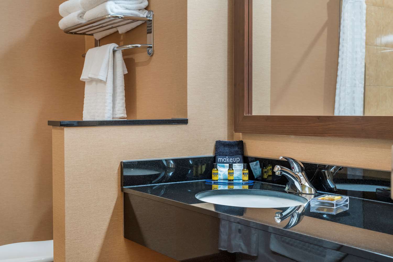 غرفة بسرير كينج بحوض استحمام لذوي الإعاقة، Best Western Plus Bathurst Hotel Suites 4/4