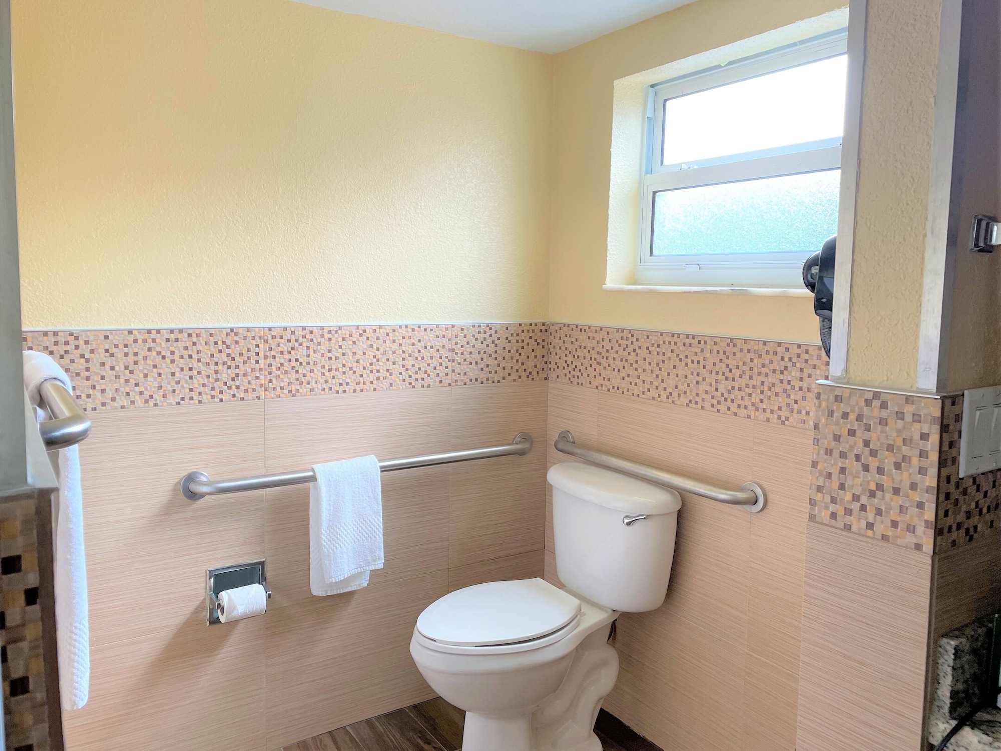 غرفة بسرير كينج لذوي الإعاقة، Quality Inn and Suites Airport Cruise Port Hollywood 9/10