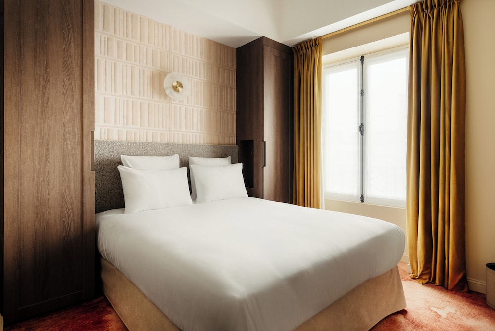 Jills Hotel 5/37