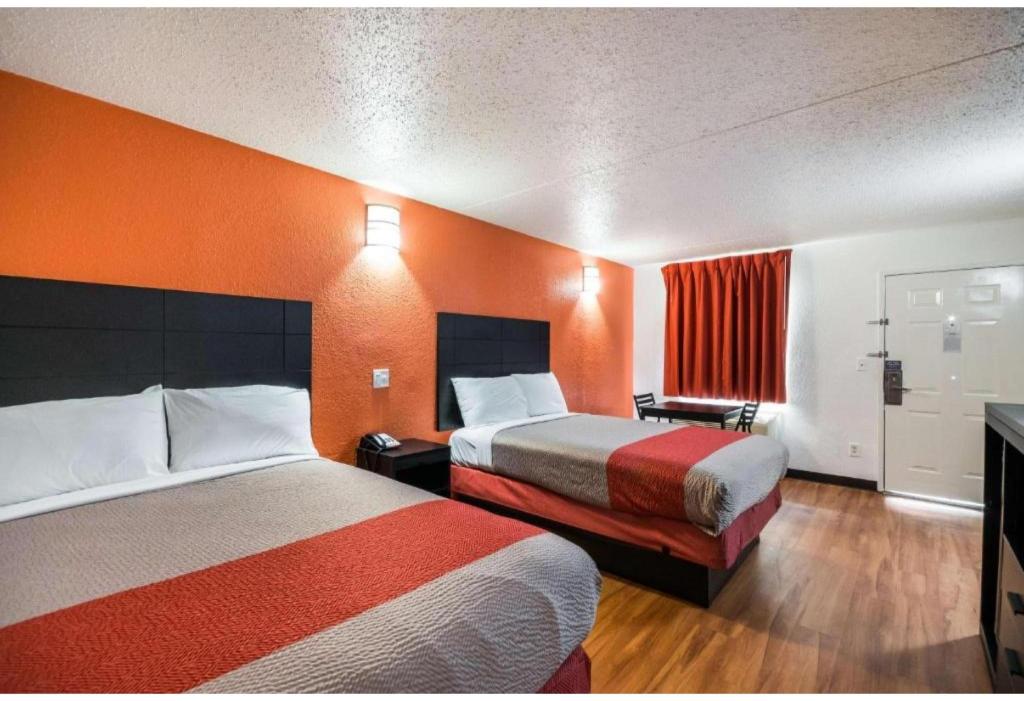 2 Full Beds - Non-Smoking, Micfridge