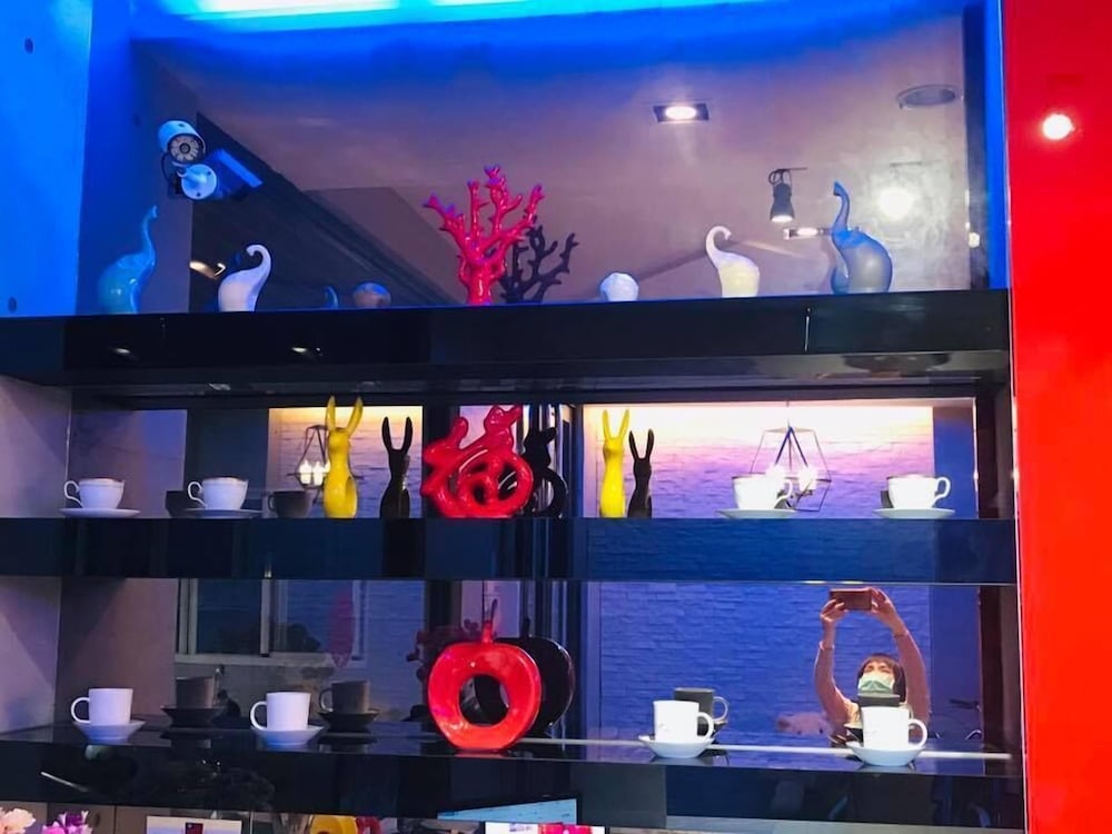 Travel Light Hotel 4/50