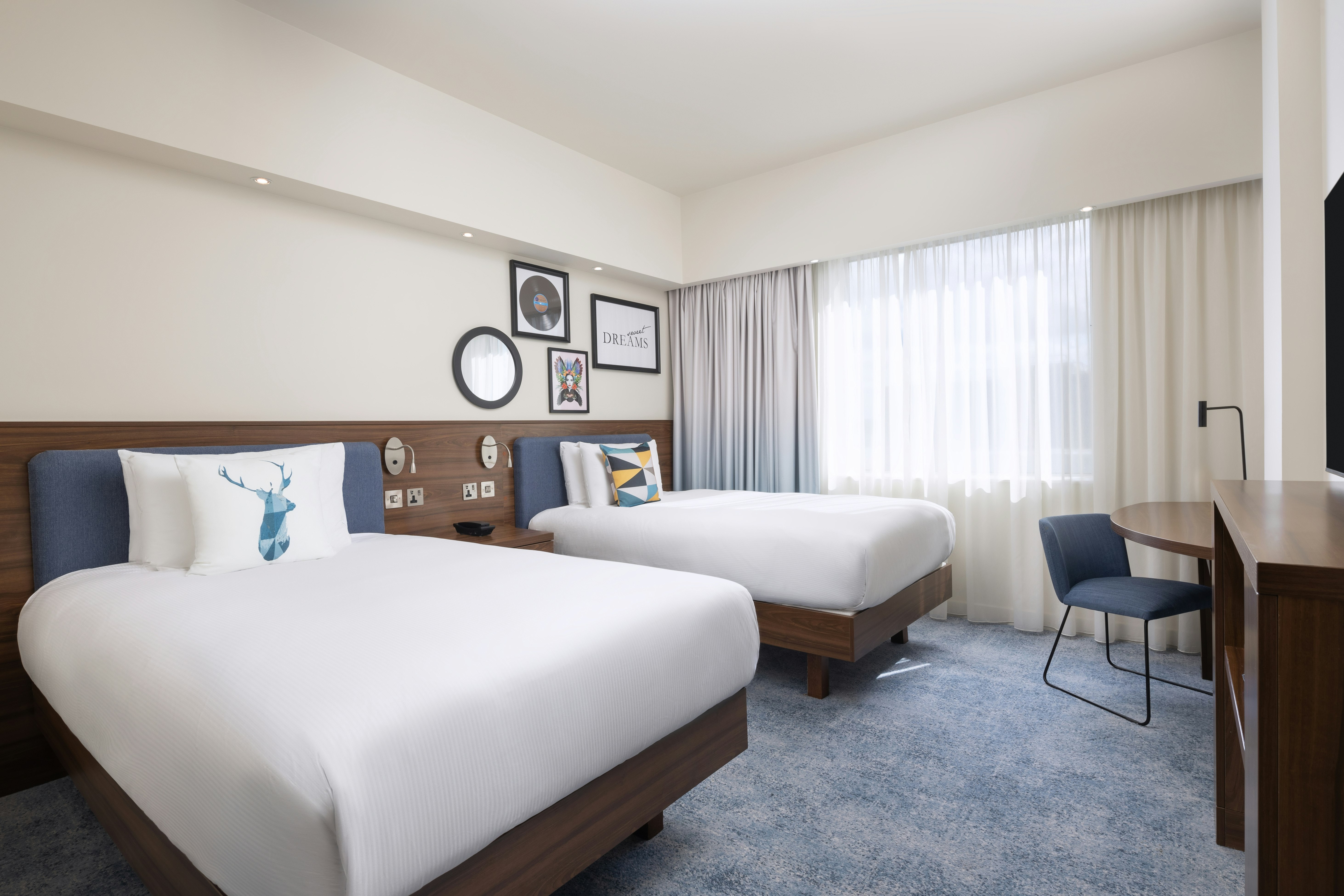 ROOM, TWIN BEDS