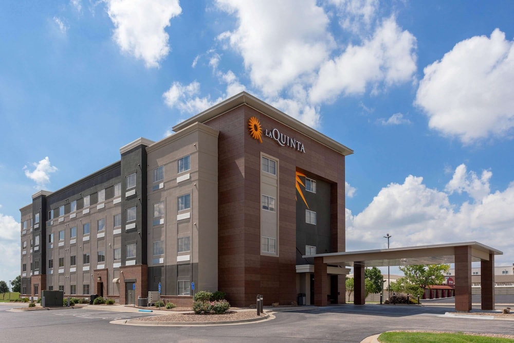 La Quinta Inn & Suites by Wyndham Wichita Airport 1/56