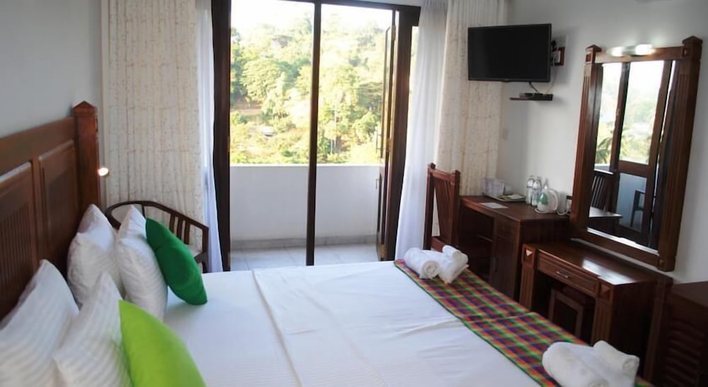 DELUXE, DOUBLE OR TWIN BED, LAKE VIEW