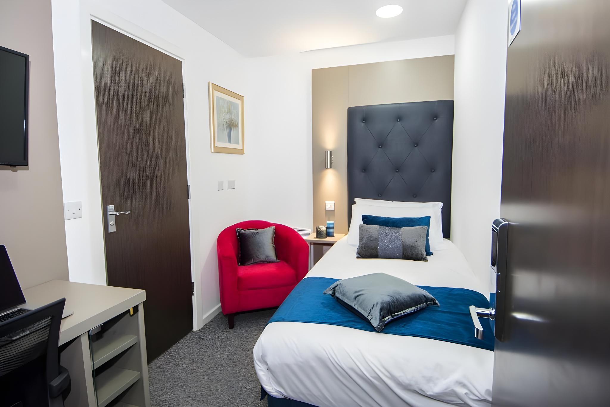 ROOM, SINGLE