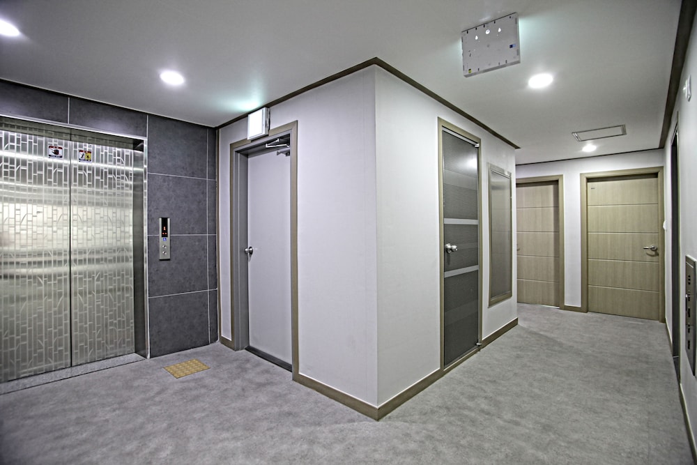 1% Hostel 5/59