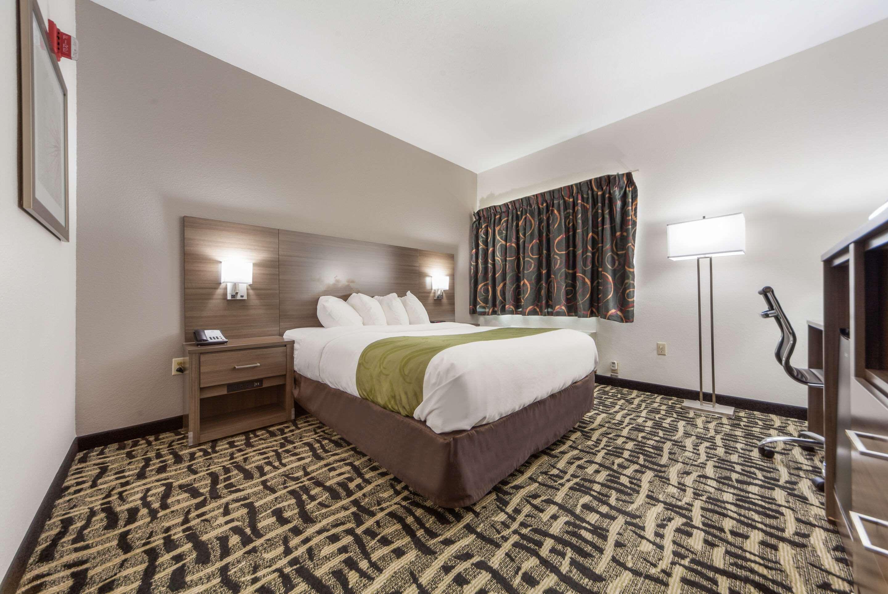 ROOM, QUEEN BED, ACCESSIBLE