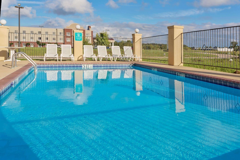 La Quinta Inn & Suites by Wyndham Canton MS 3/37