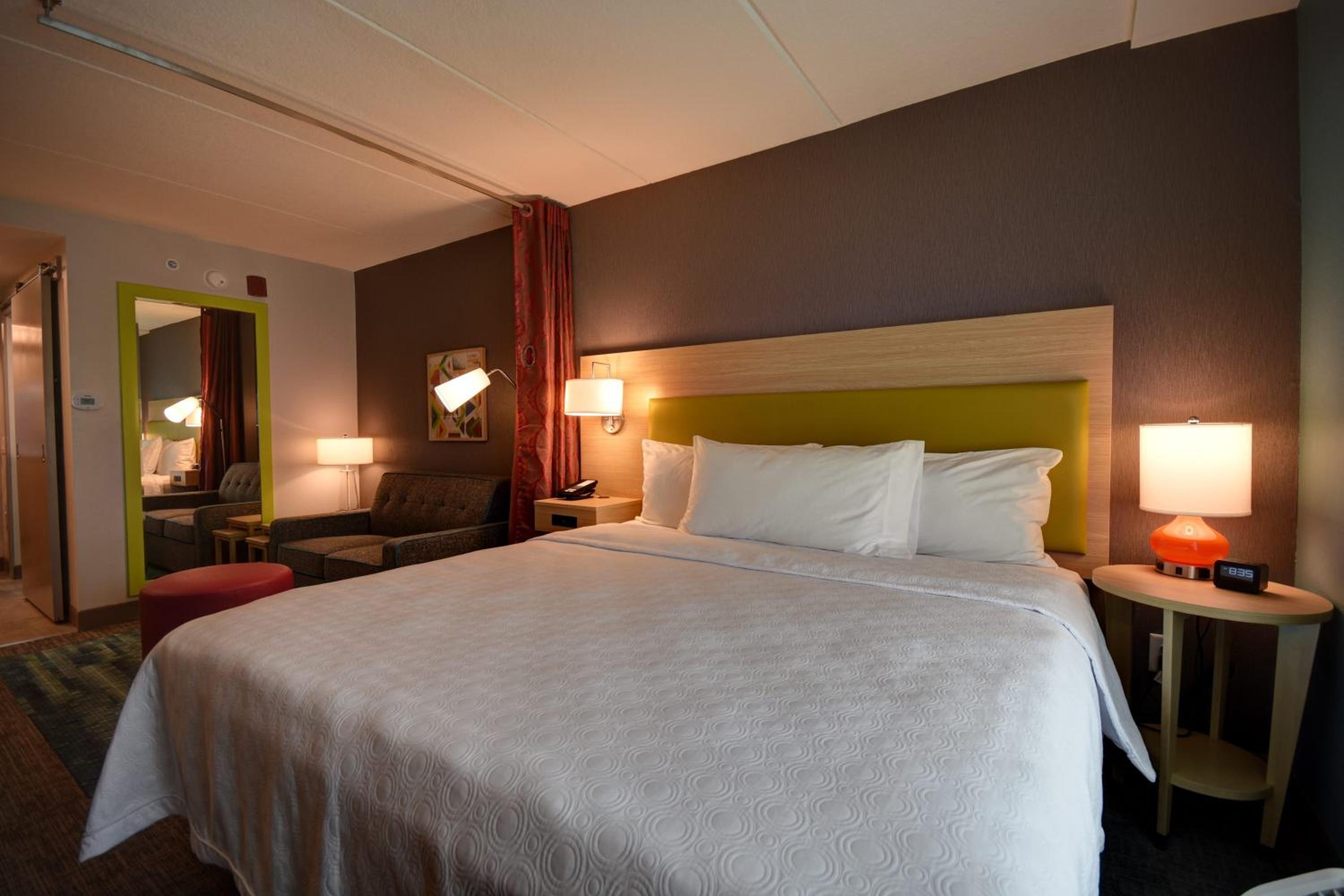 STUDIO, SUITE, KING BED, SOFA
