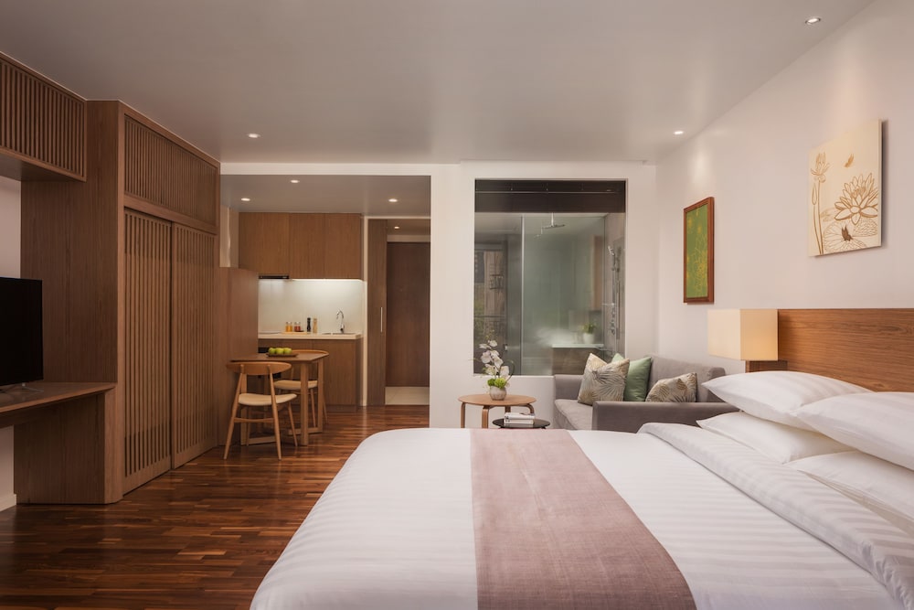 STANDARD, KING BED, NO BALCONY