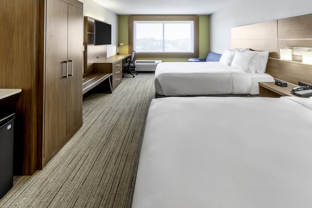 Holiday Inn Express & Suites Milwaukee - West Allis 16/61