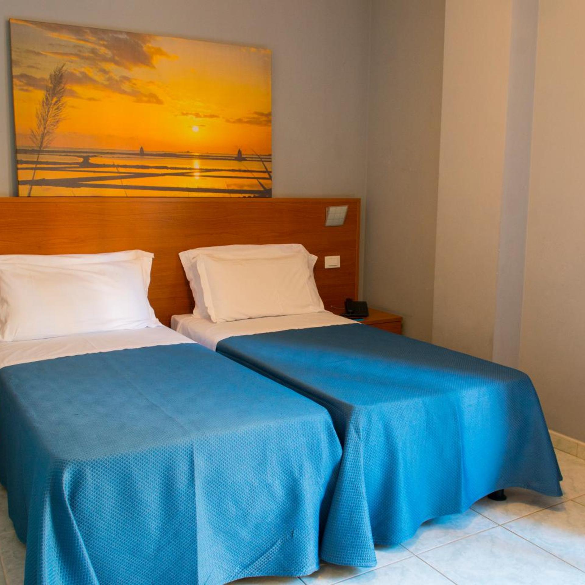 ROOM, TWIN BEDS