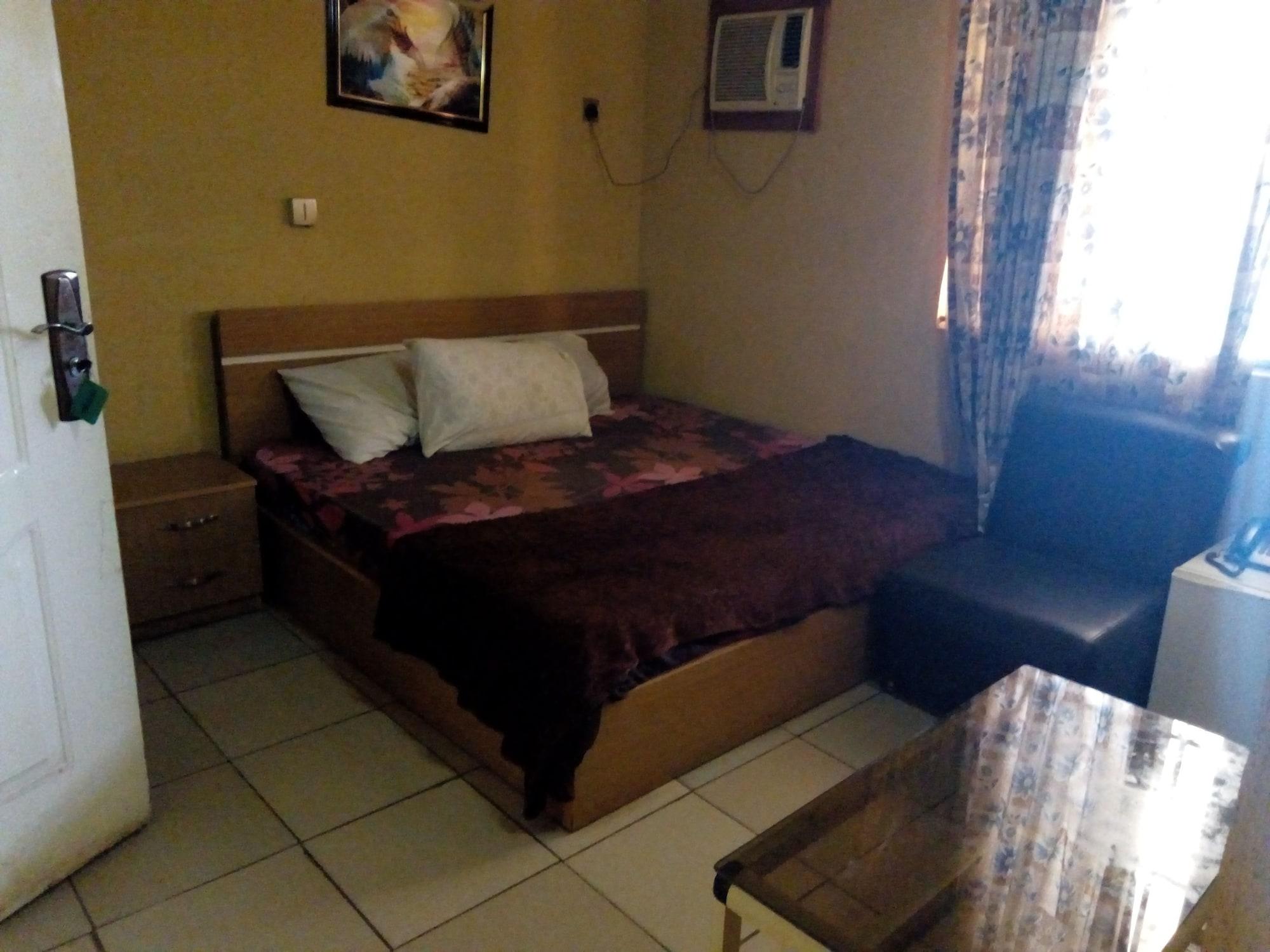 Adebayowa Hotel 14/17