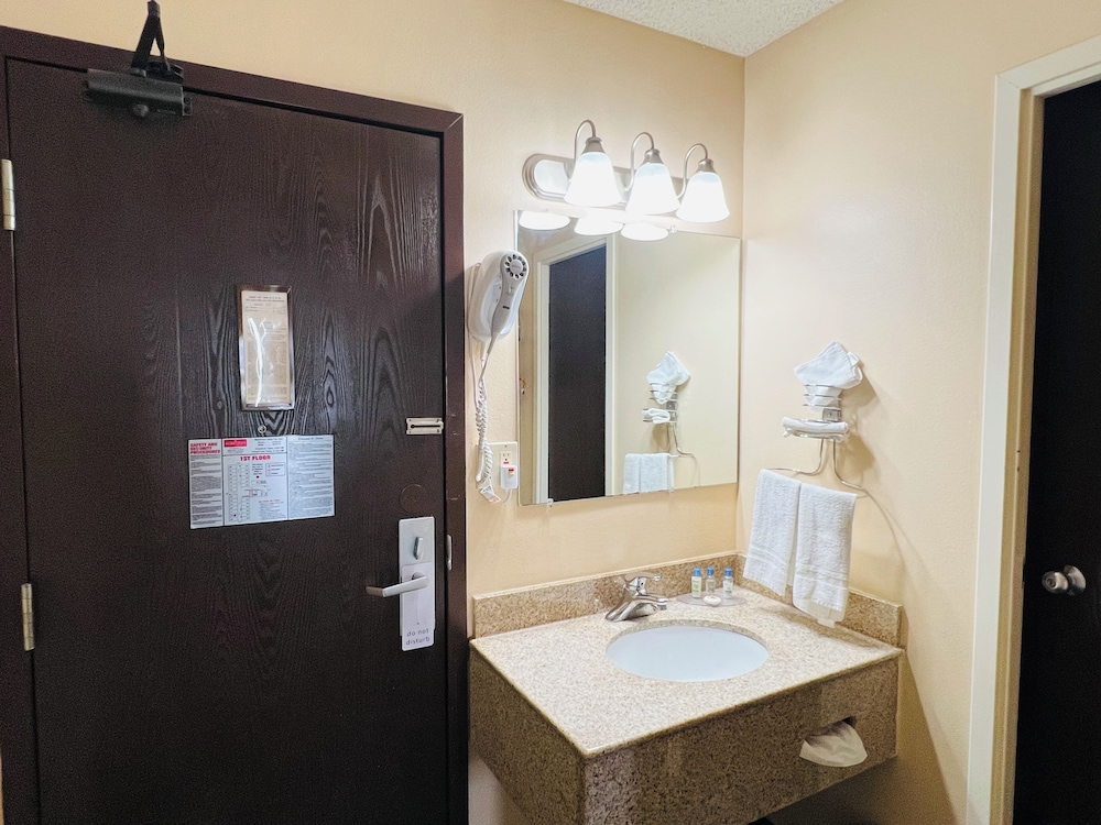 Hometown Inn Suites 47/50