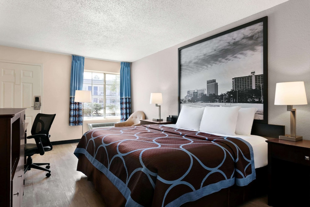 Super 8 By Wyndham Gulfport Near Biloxi 24/57
