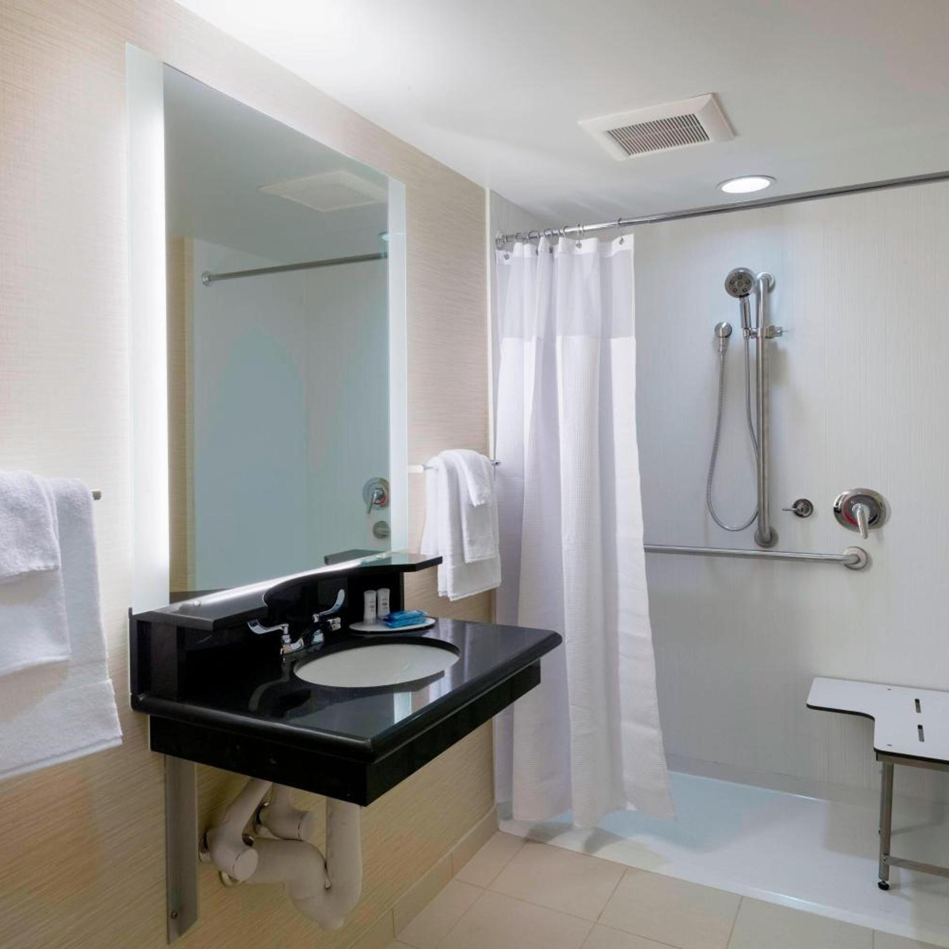 غرفة بسرير كينج بحوض استحمام لذوي الإعاقة، Fairfield Inn Suites By Marriott Paramus 6/8