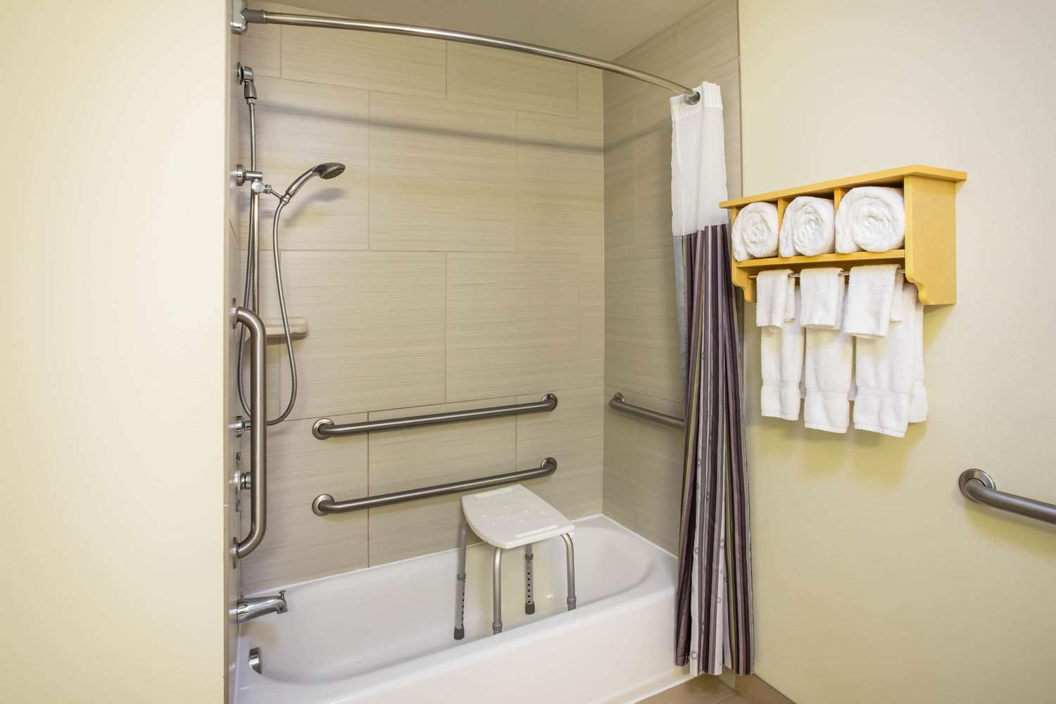 La Quinta Inn & Suites by Wyndham Rochester Mayo Clinic S 27/27