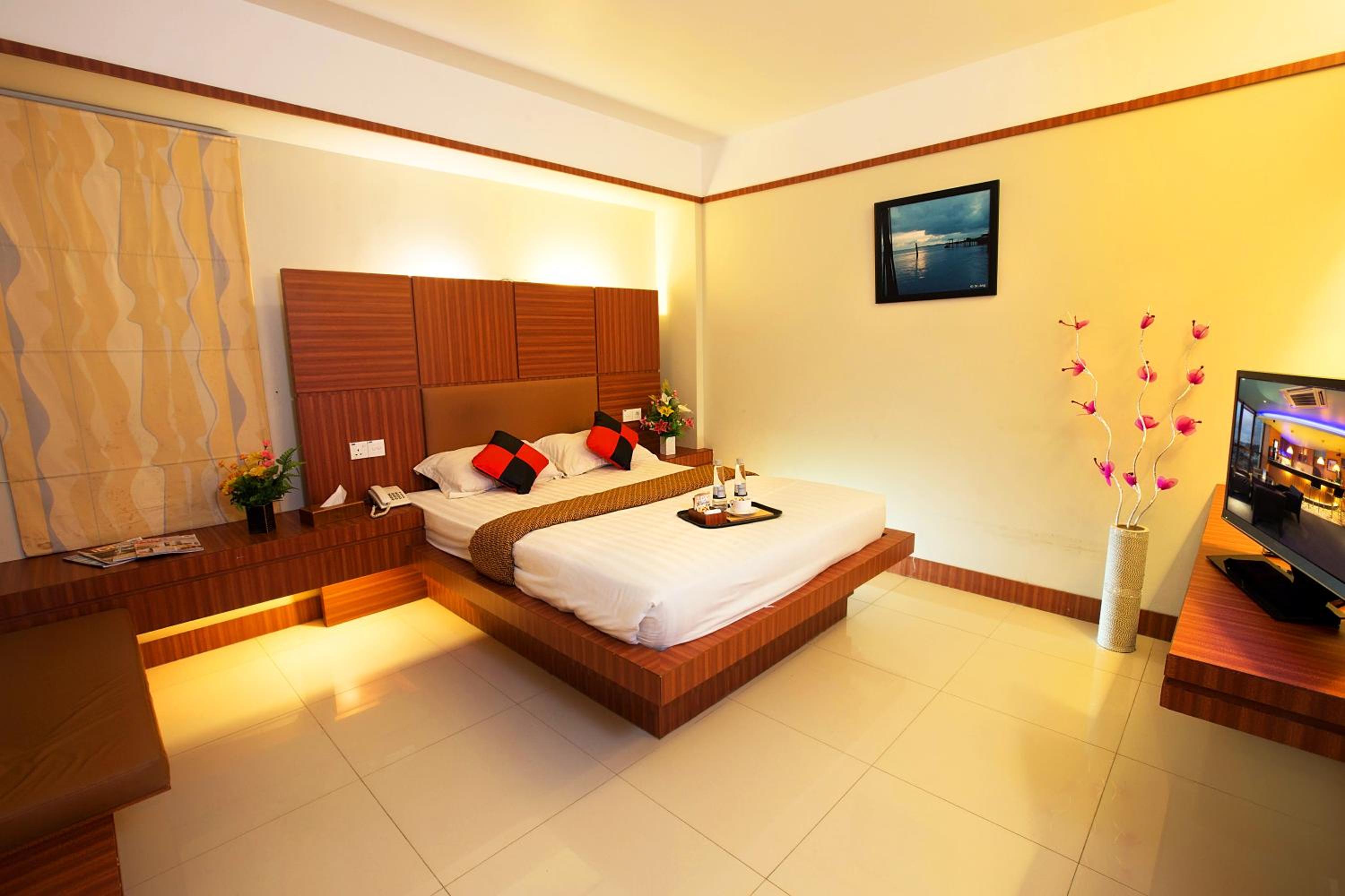 HOTEL MAXIMILLIAN 11/55