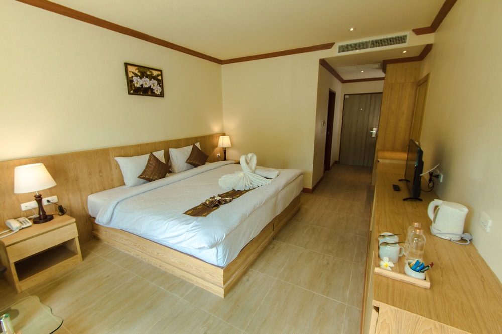 Airport Beach Hotel Phuket 15/41