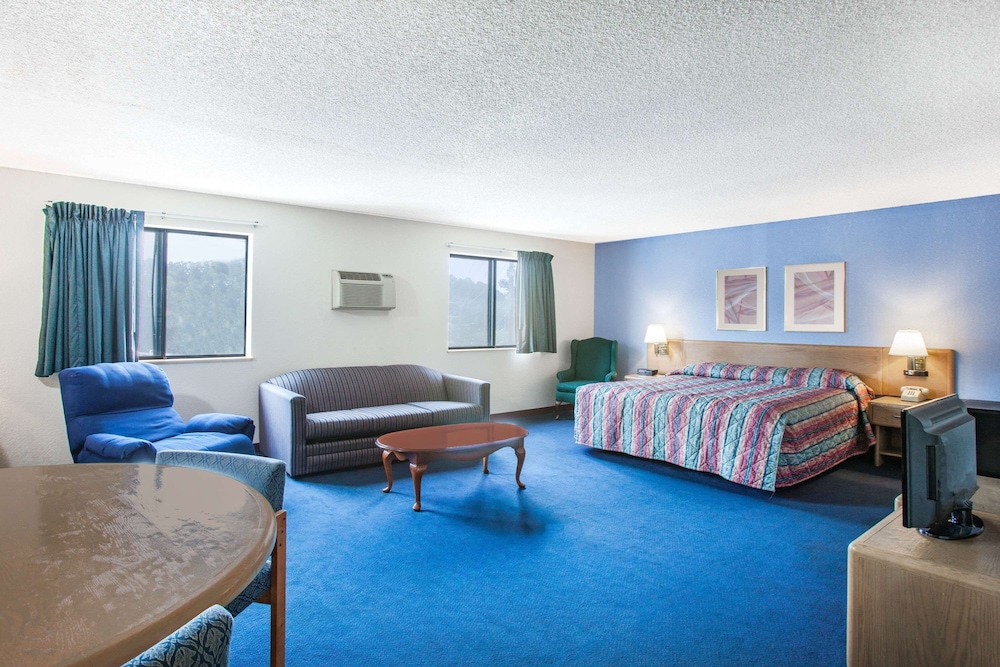 Super 8 by Wyndham Hot Springs 17/22