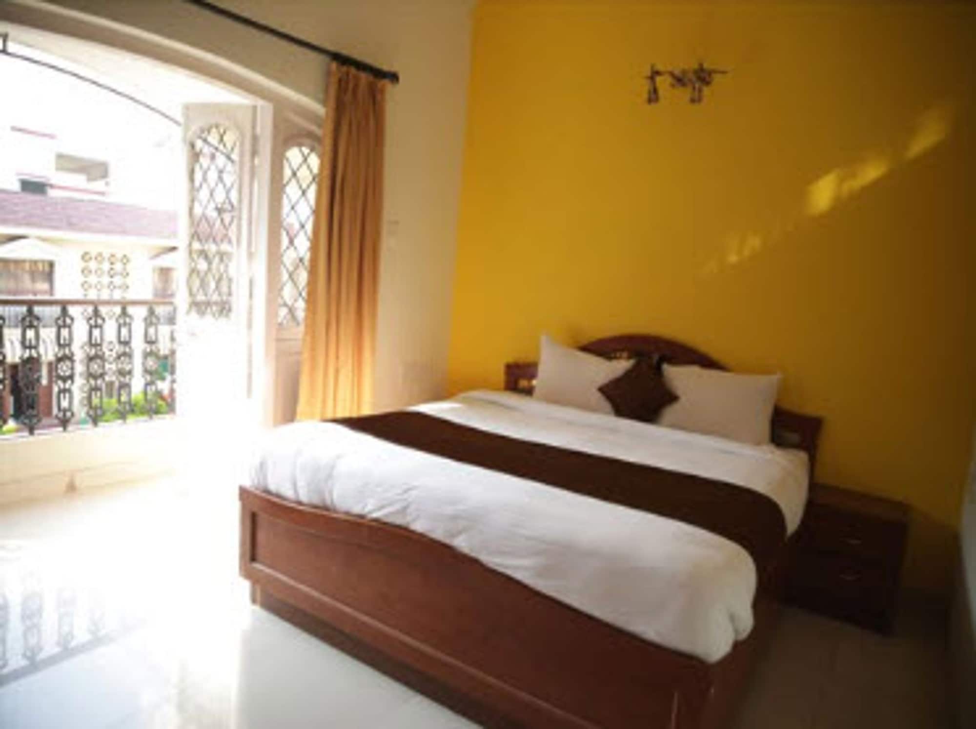 DELUXE, KING BED, GARDEN VIEW, SOFA, SMOKING