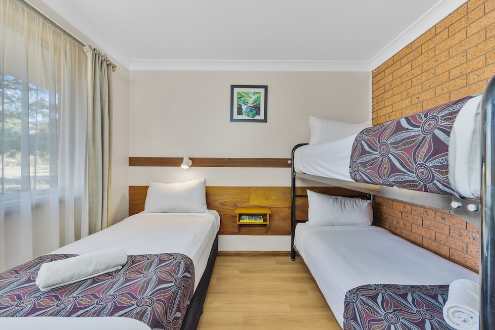 CASTLREAGH MOTOR INN 14/50