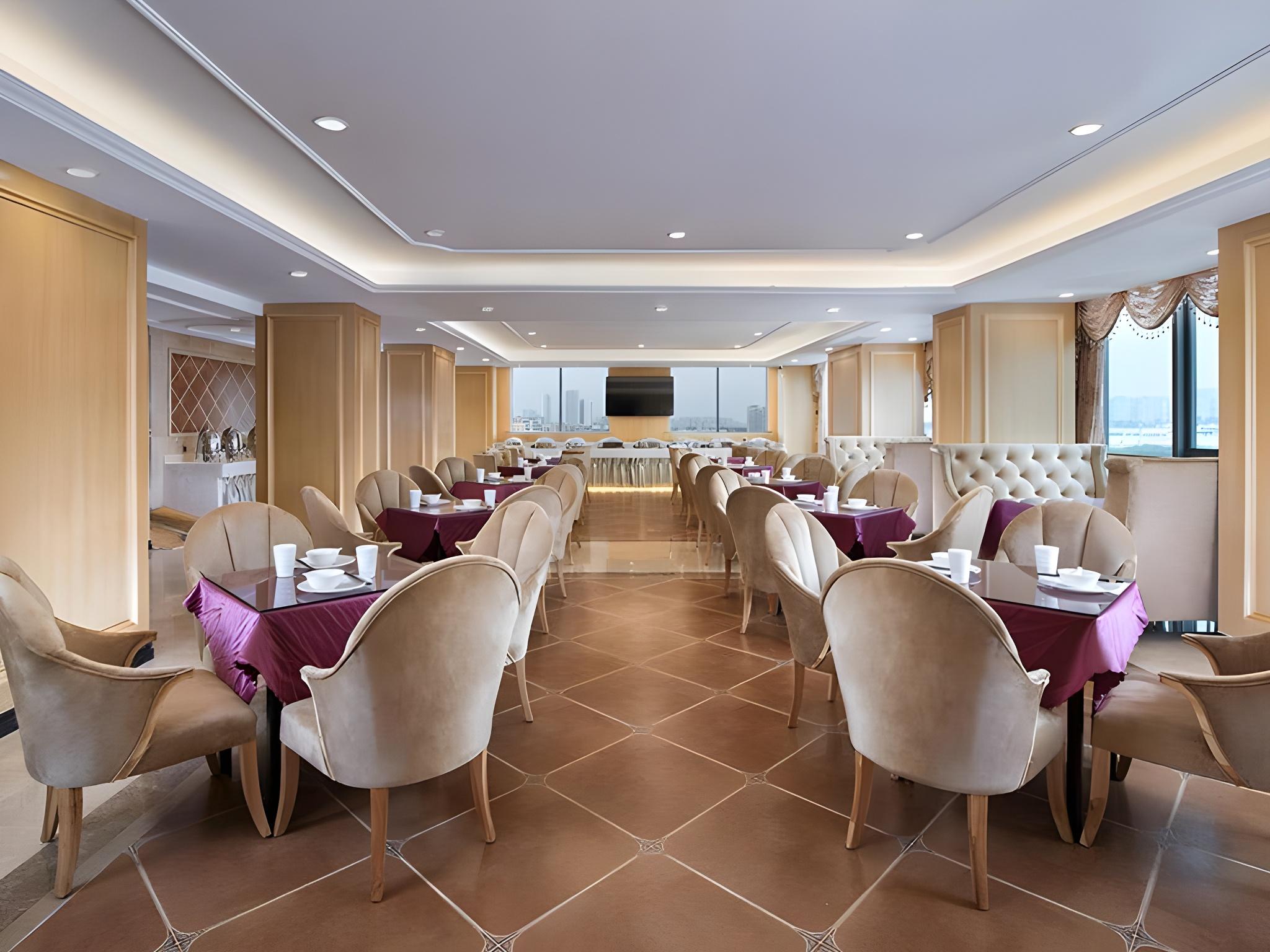 Vienna Hotel (North Square of Chengdu North Railway Station) 42/50