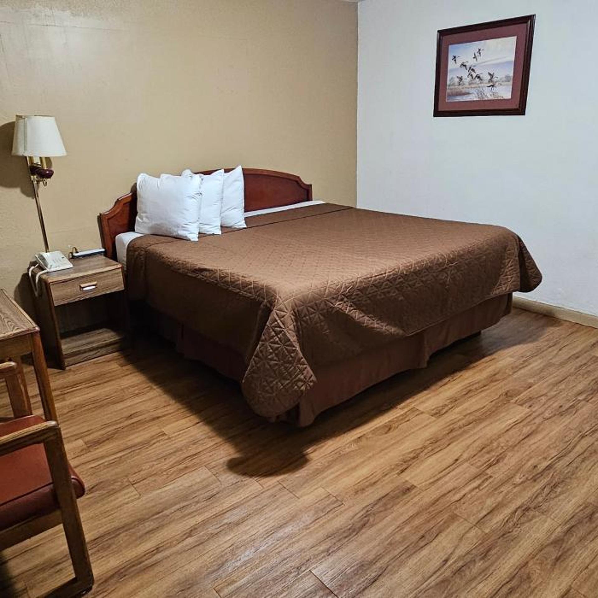 Deluxe Inn 6/8