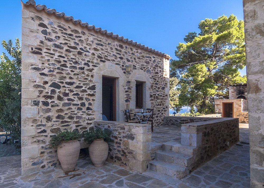 Pyrgos Petropoulaki 18/50