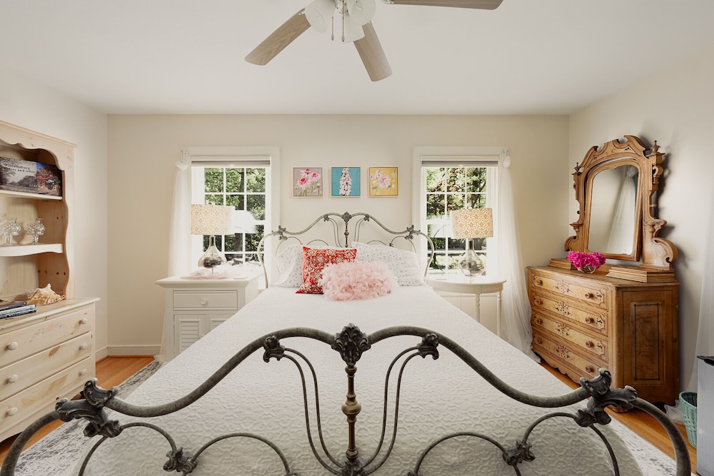 Colonial Gardens Bed & Breakfast 25/43