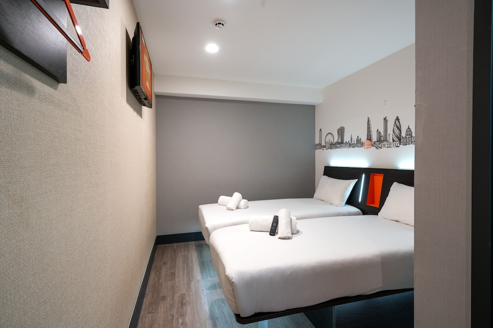 BASIC, TWIN BEDS, NO WINDOW