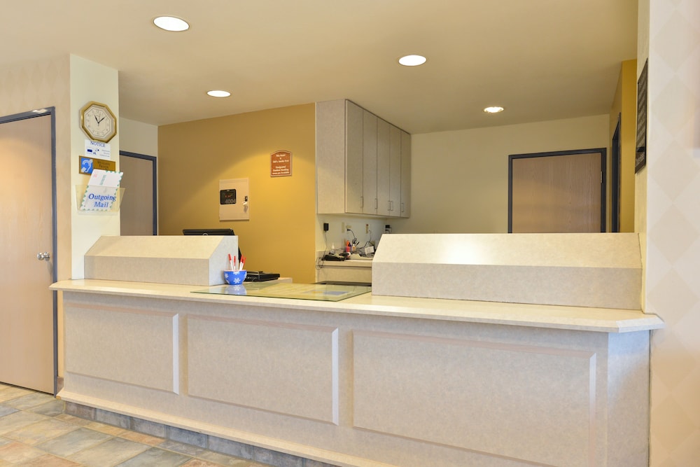 Econo Lodge Belle Fourche, SD 3/36