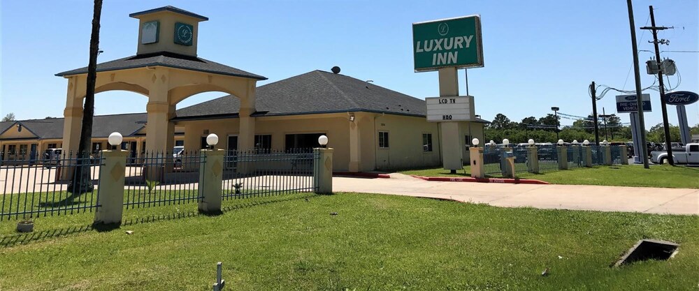 Luxury Inn & Suites Liberty 1/65