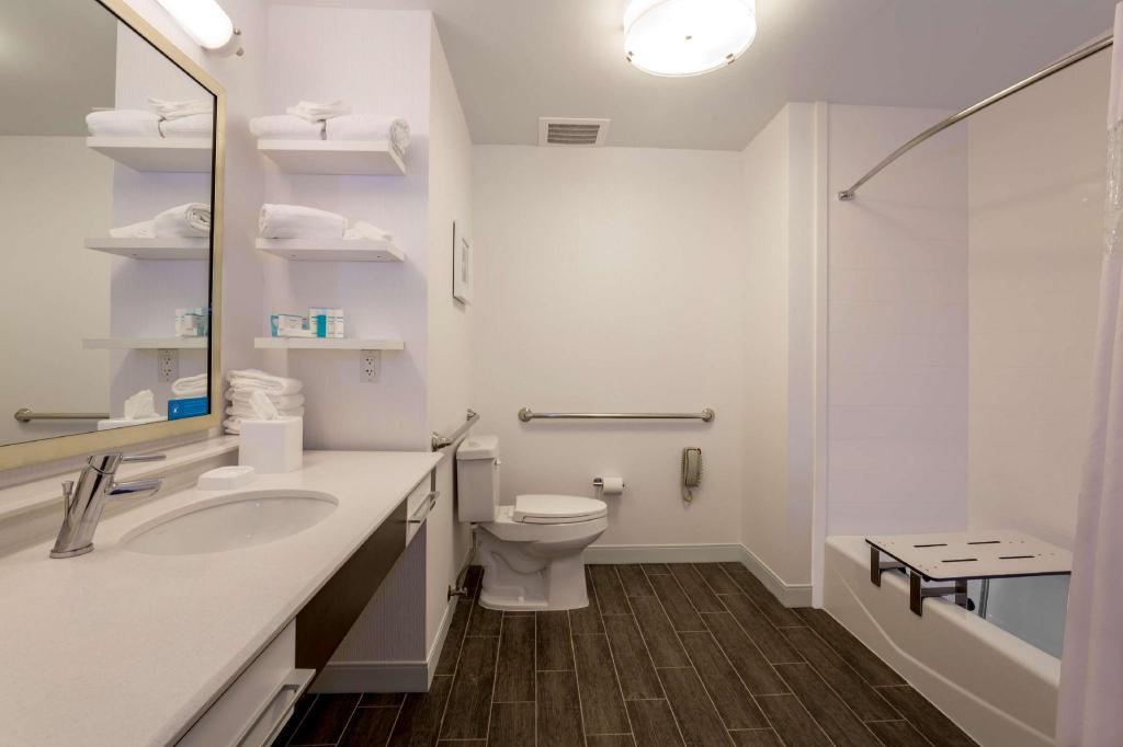 Room, King Bed, Sofa, Accessible, Hampton Inn Santa Barbara/Goleta 2/2