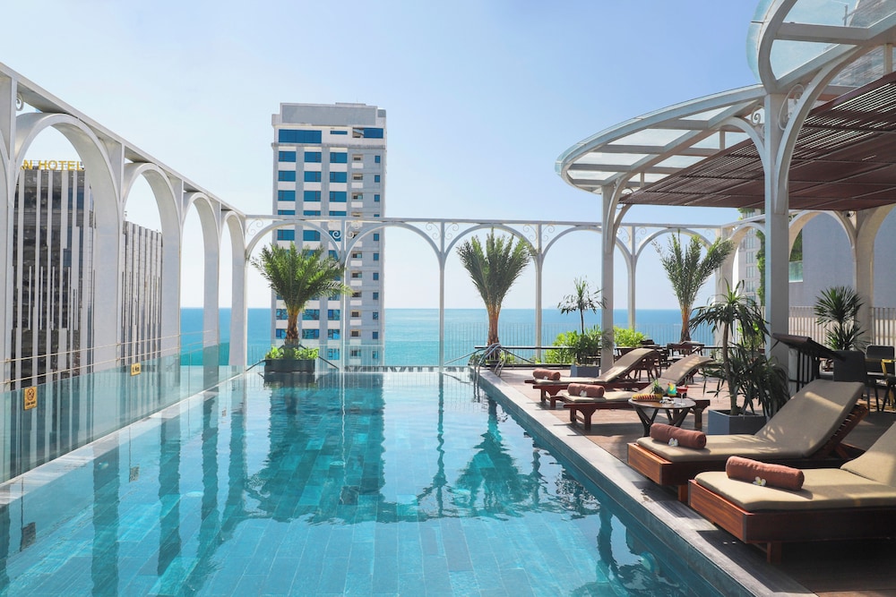 Golden Lotus Luxury Hotel Da Nang 23/50