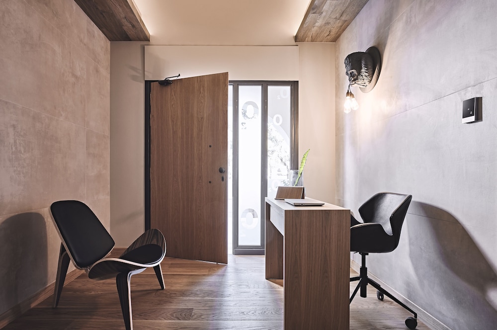 Cama Luxury Suites 24/58