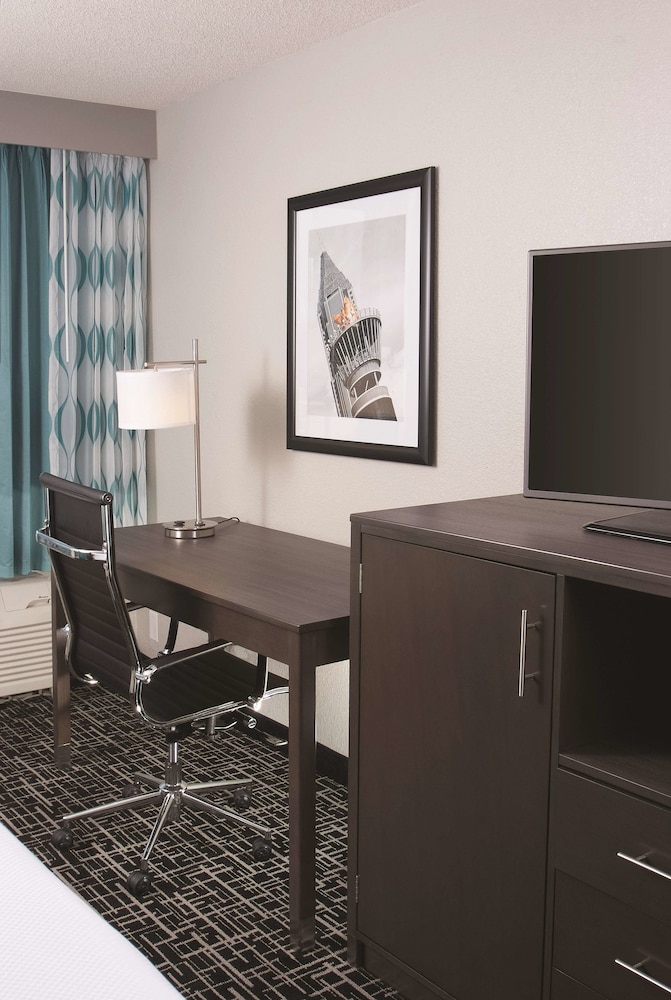 La Quinta Inn & Suites by Wyndham Atlanta Airport North 50/60