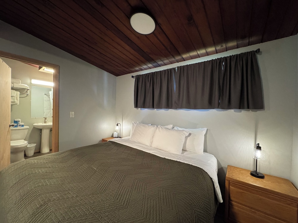Pioneer Motel 16/43