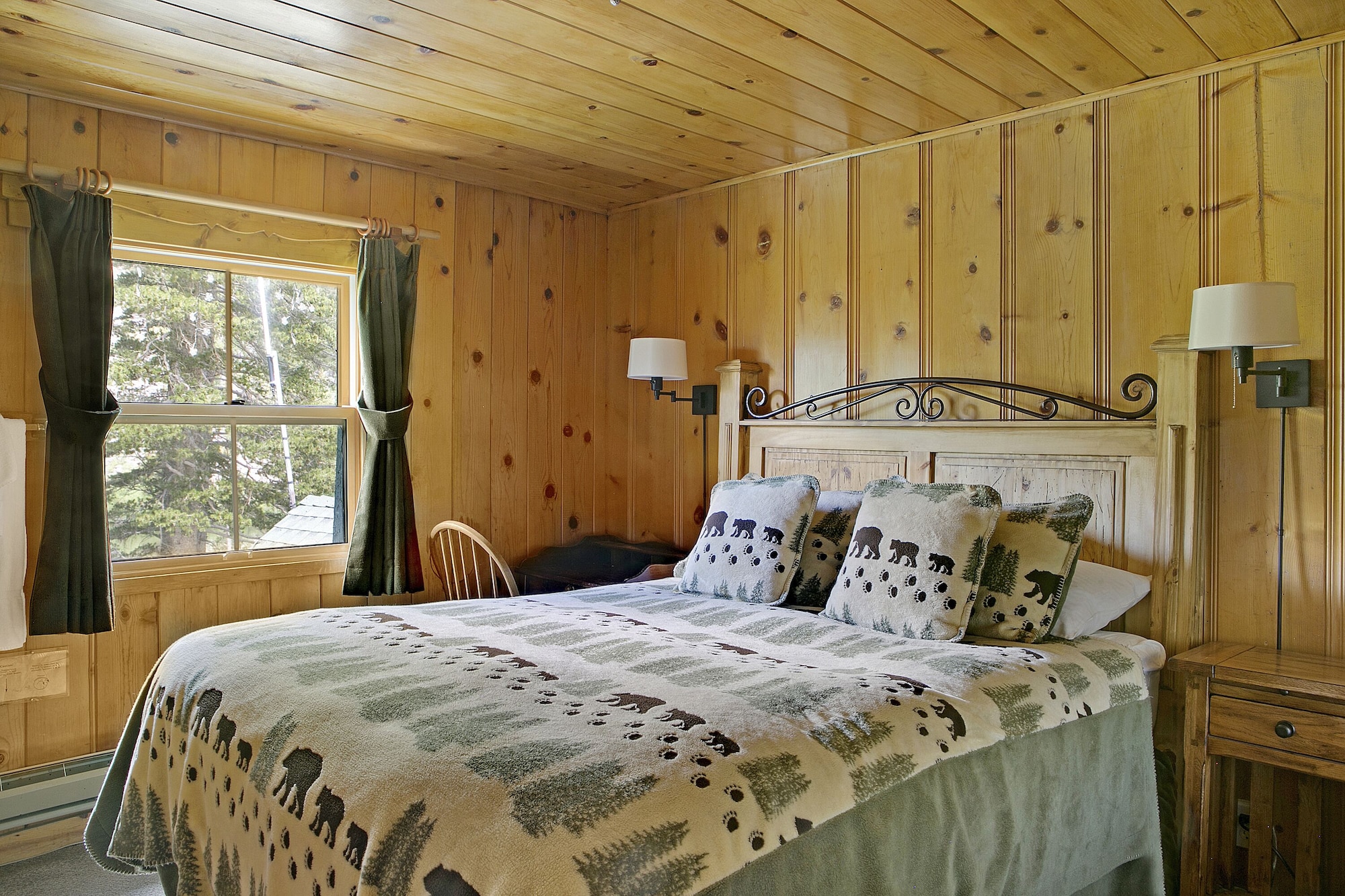 Lodge, Queen Bed, Private Bathroom