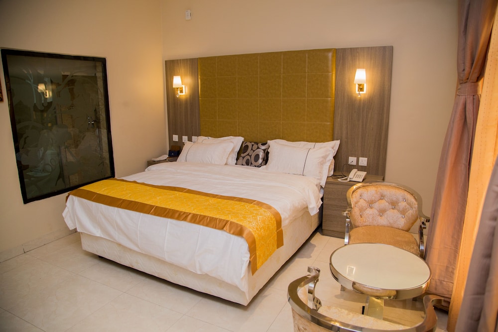 Maxbe Continental Hotel 8/33