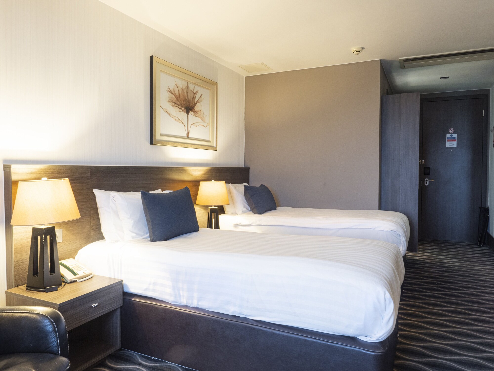غرفة قياسية بسريرين منفصلين، Crowne Plaza London - Kingston 2/5